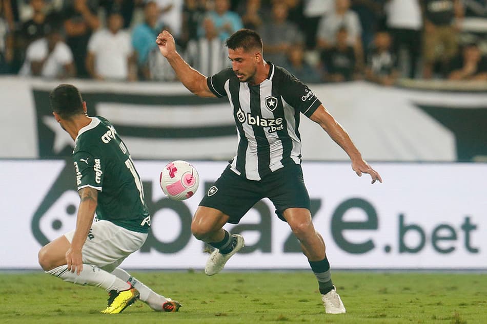 VÍDEO: Gabriel Pires é vaiado pela torcida do Botafogo em derrota para o Palmeiras
