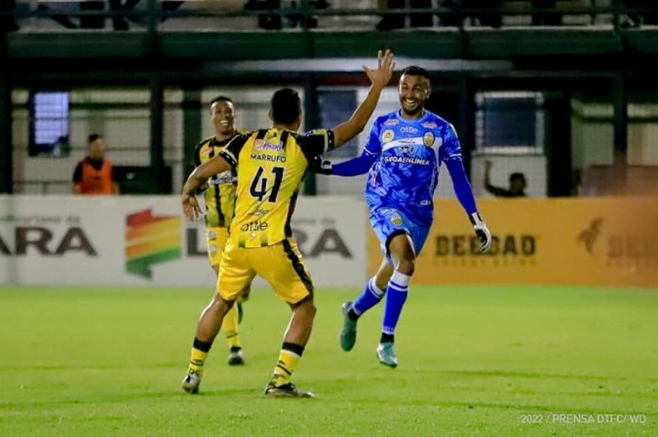 Na Venezuela, goleiro marca tento digno de Prêmio Puskás