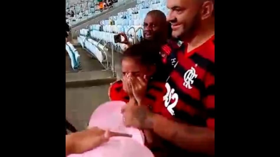 Conheça história da jovem torcedora do Flamengo que viralizou ao se emocionar no Maracanã