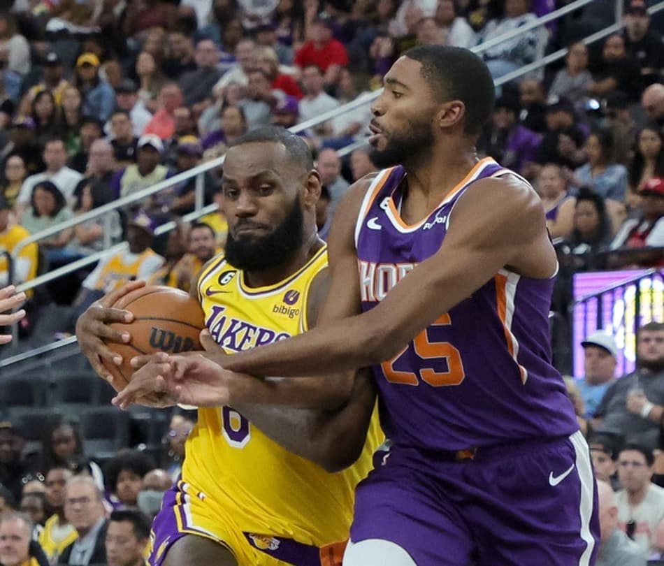 LeBron James comanda Lakers, mas Suns vira no fim