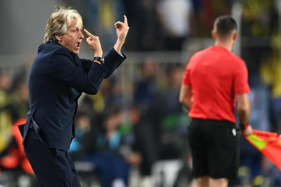 Fenerbahçe de Jorge Jesus vence AEK Larnaca pela Liga Europa