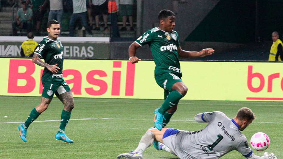 Endrick estreia bem pelo Palmeiras, quase faz dois gols e desabafa: ‘Foi pelo meu avô’
