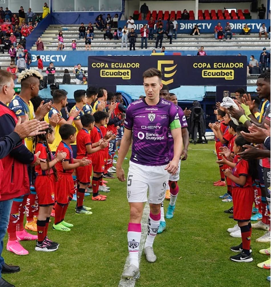 Clube rival presta homenagem emocionante ao Independiente del Valle antes de partida no Equador; confira