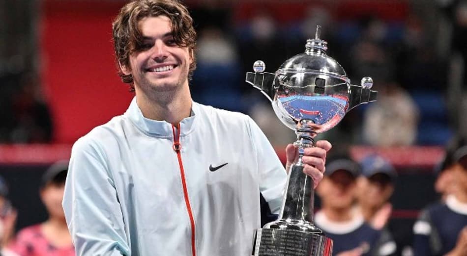 Fritz ergue a taça em Tóquio e entrará no top 10