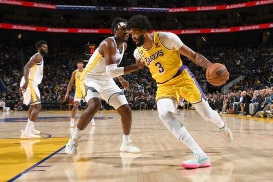 Anthony Davis brilha, Lakers bate Warriors e conquista primeira vitória na pré-temporada