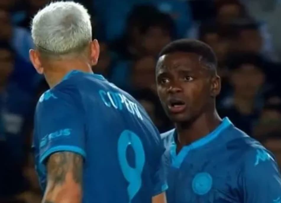 Jogadores do mesmo time trocam agressões em campo; confira