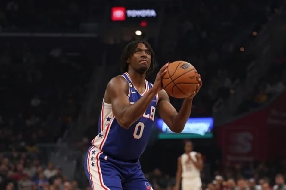 Tyrese Maxey brilha e 76ers bate Cavaliers