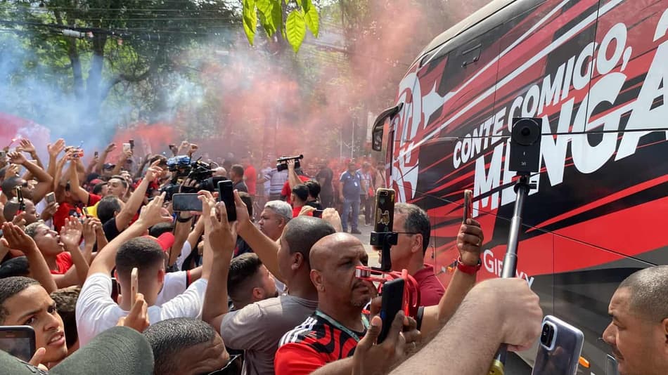 VÍDEO: Com apoio da torcida, Flamengo embarca para primeiro jogo da final contra o Corinthians