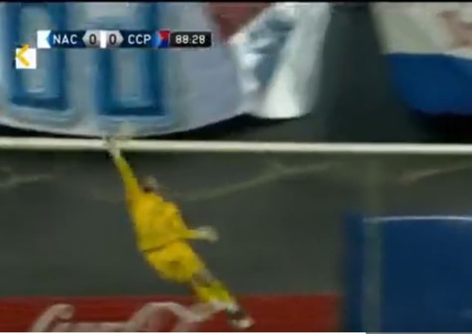 Ex-goleiro do São Paulo faz defesa parecida com Ceni no Mundial; assista