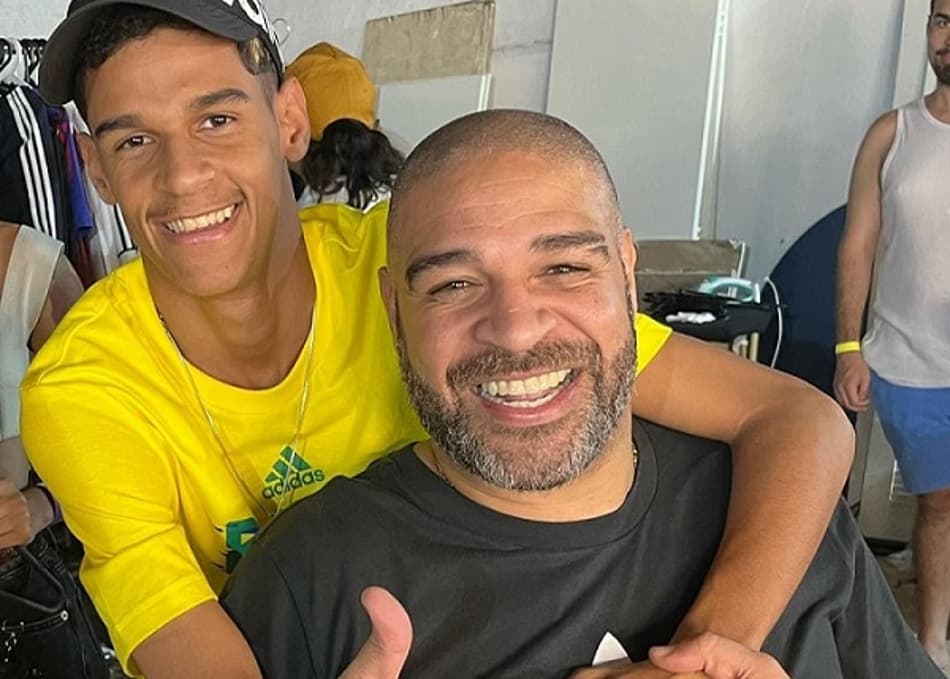 VÍDEO: Luva de Pedreiro e Adriano Imperador trocam risadas em roda de samba