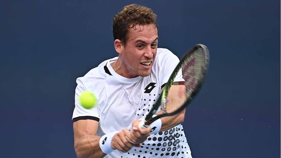 Roberto Carballes Baena em duelo contra Matteo Berrettini em Florença