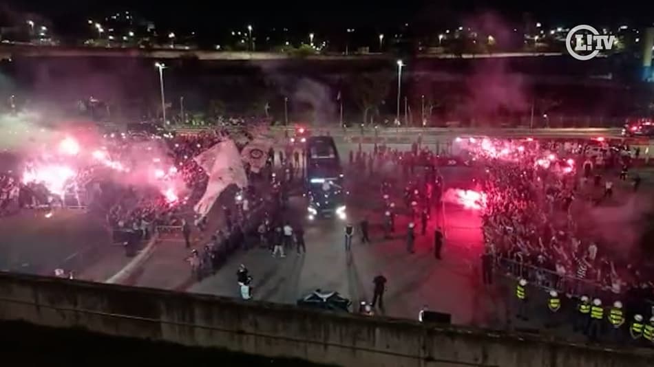 VÍDEO: Corinthians é recebido com festa pela Fiel antes da decisão na Copa do Brasil