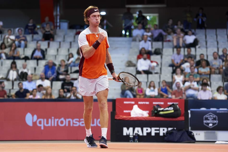 Andrey Rublev vibra em vitória sobre Tommy Paul em Gijon