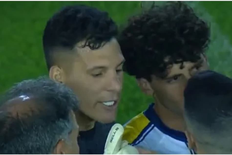 Goleiro defende pênalti e na sequência toma um tapa na cara
