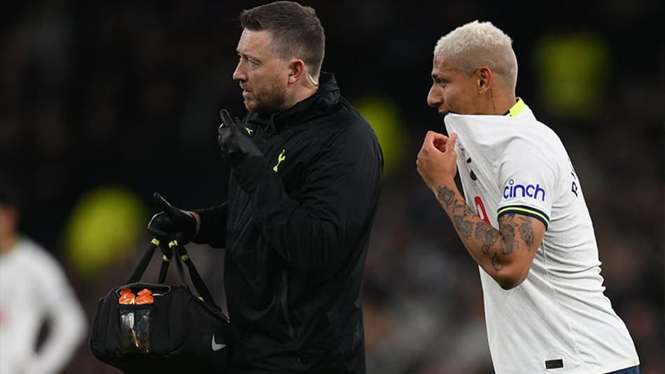 Richarlison se lesiona sozinho durante partida do Tottenham na Premier League