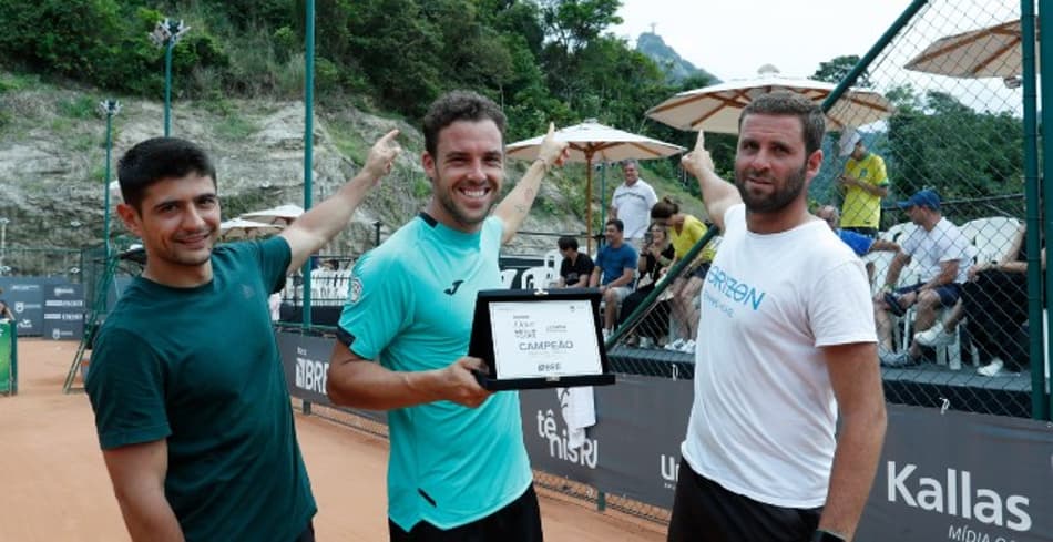 Marco Cecchinato exibe o troféu com o Cristo Redentor ao fundo