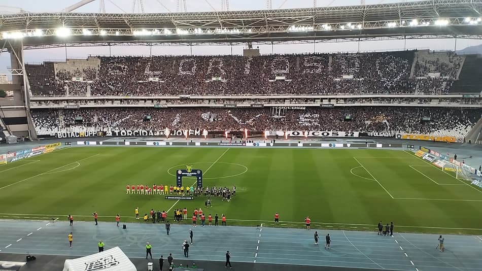 VÍDEO: Torcida do Botafogo faz mosaico antes de jogo contra o Internacional