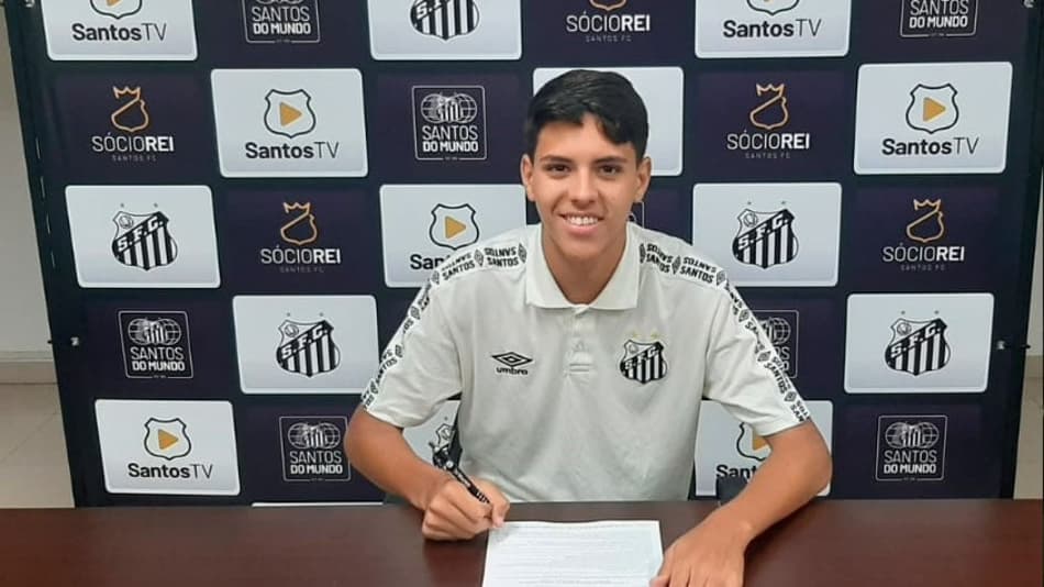 Santos assina primeiro contrato com promessa da Seleção Sub-17