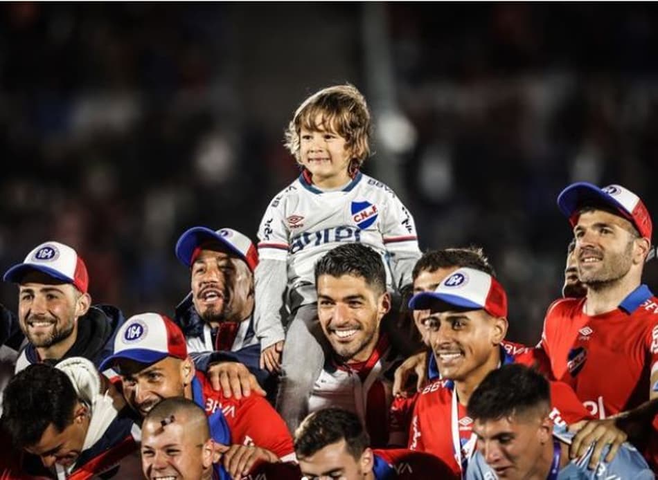 Suárez posta foto de título com o Nacional e recebe enxurrada de likes