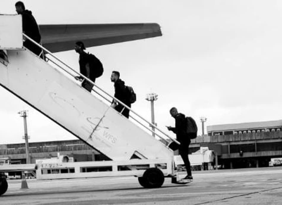 VÍDEO: Lesionados viajam, e Corinthians desembarca no Rio de Janeiro para final da Copa do Brasil
