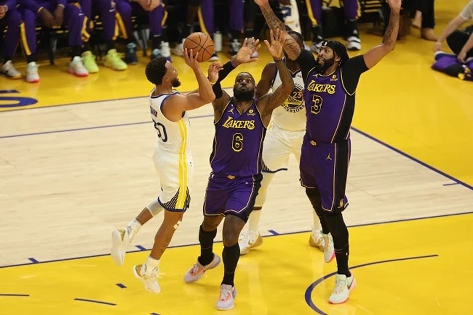 Stephen Curry lidera e Warriors bate Lakers na abertura da temporada da NBA