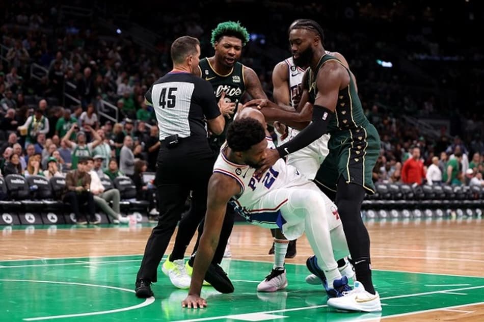 Marcus Smart reclama: “Embiid tentou quebrar meu braço”