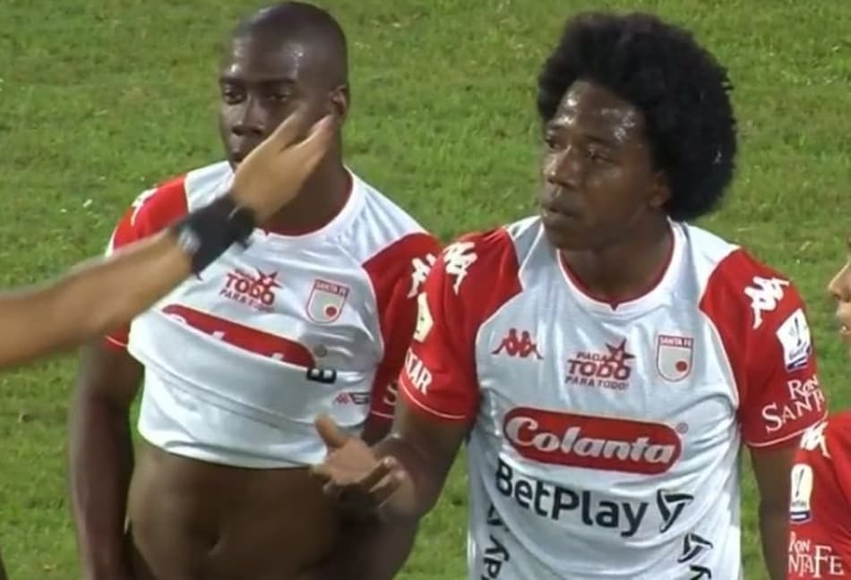 Na Colômbia, jogador mostra as partes íntimas para árbitro