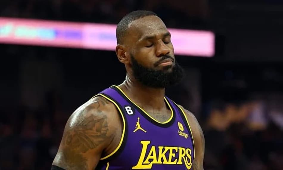Após estreia, LeBron James critica construção do elenco do Lakers