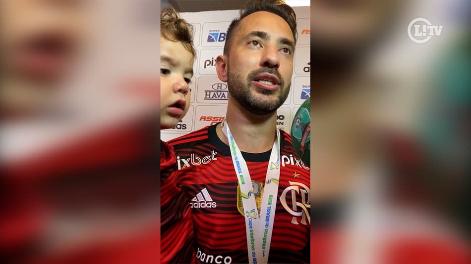 VÍDEO: Filho de Everton Ribeiro ‘invade’ entrevista, canta música do Flamengo e imita Gabigol