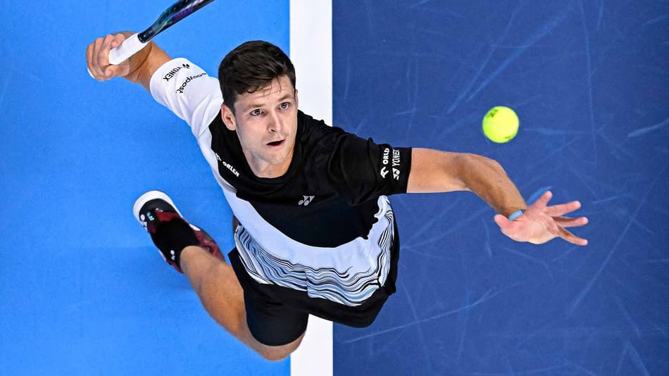 Hubert Hurkacz saca durante partida no ATP 250 da Antuérpia