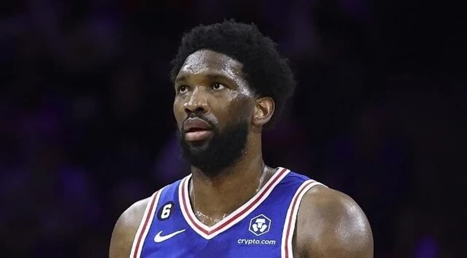 Joel Embiid ignora imprensa após péssima atuação contra o Bucks