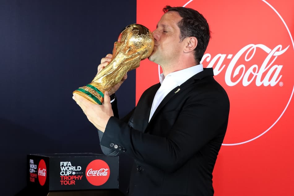 Taça da Copa do Mundo 2022 chega a São Paulo, e Belletti enaltece Brasil: ‘País do futebol’