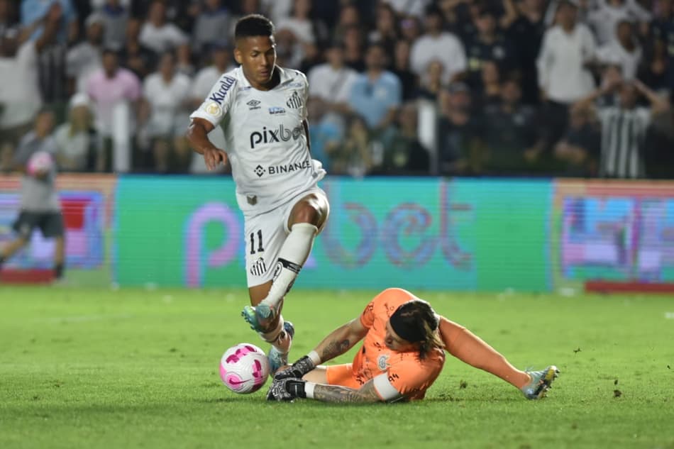 ATUAÇÕES: Ângelo se destaca pelo Santos em derrota para o Corinthians