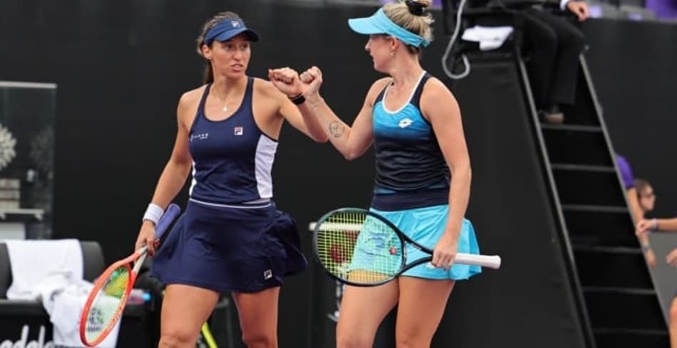 Luisa Stefani e Storm Sanders após semi em Guadalajara