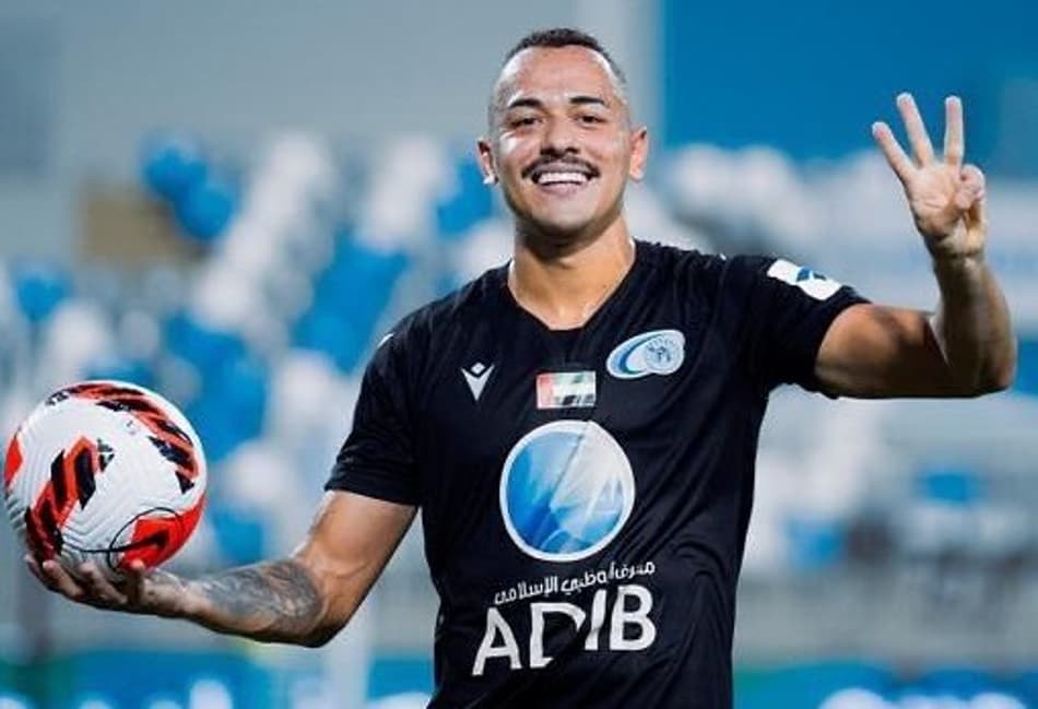 Atacante ex-Palmeiras se destaca em vitória nos Emirados Árabes