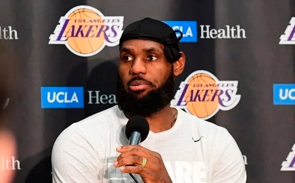 LeBron James reflete início ruim do Lakers: “Não acertamos uma moeda no oceano”