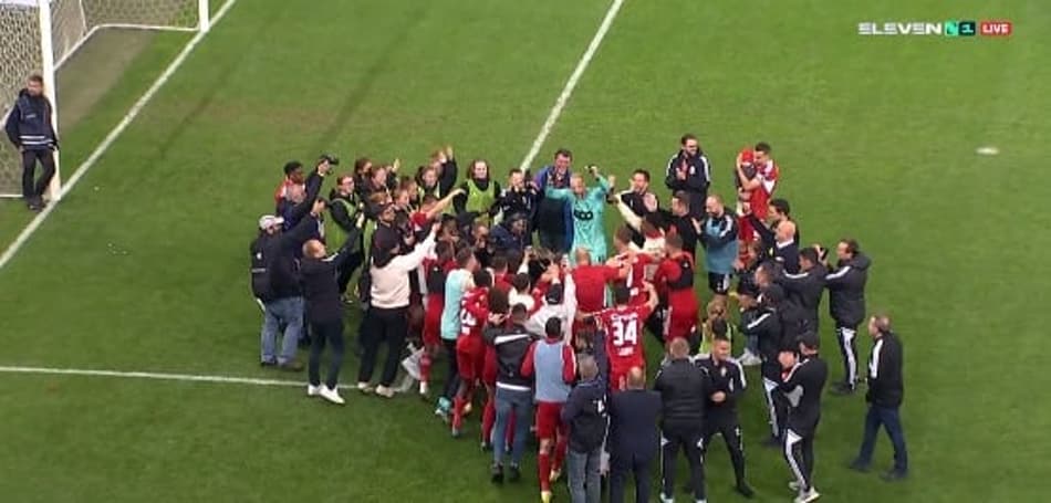 VÍDEO: Jogador pede namorada em casamento no gramado em campeonato europeu