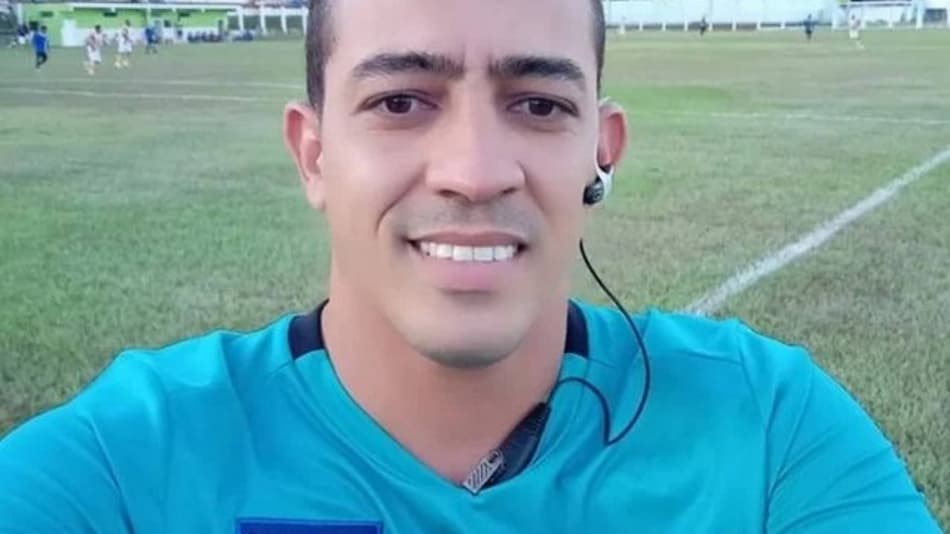 VÍDEO: Árbitro é agredido com voadora durante jogo em Minas Gerais