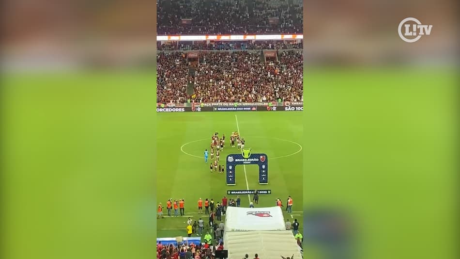 VÍDEO: Jogadores do Flamengo entram com taça da Copa do Brasil e agitam torcida no Maracanã