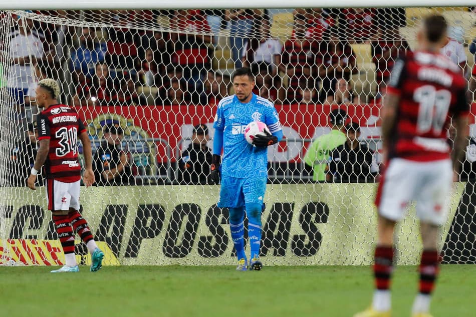 VÍDEO: Diego Alves celebra retorno ao gol do Flamengo após vitória sobre o Santos
