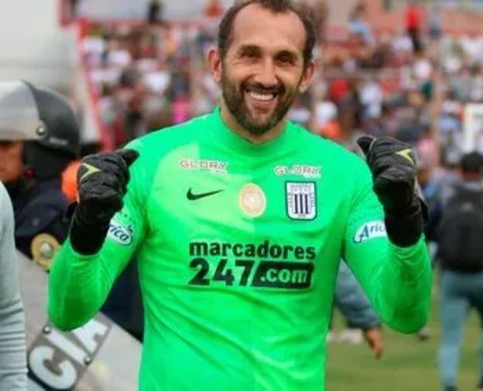 Ex-Palmeiras, Hernán Barcos atua como goleiro pelo atual time; confira