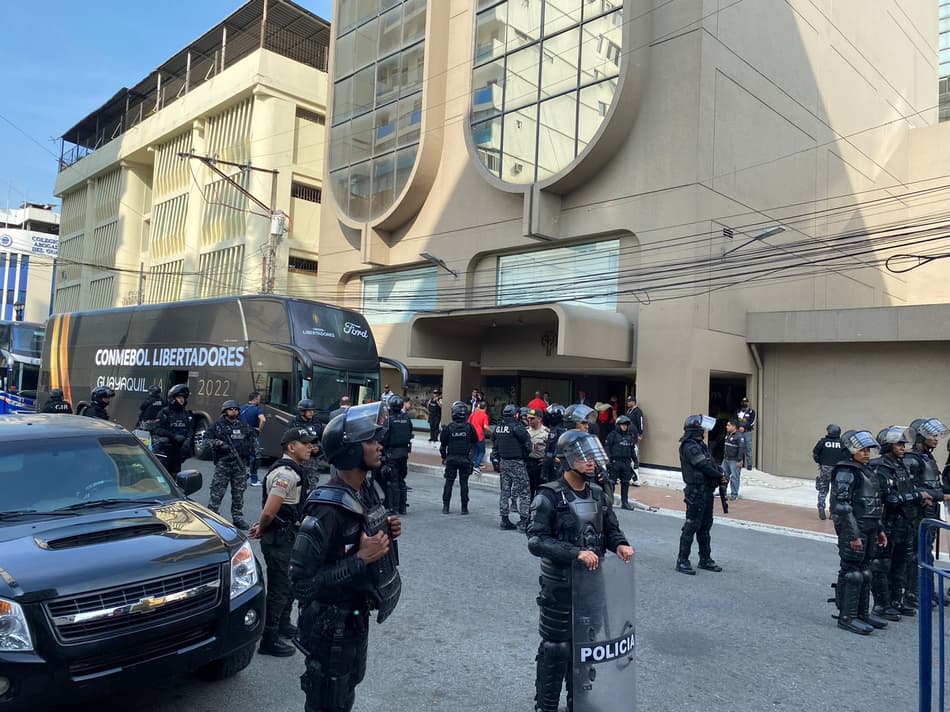 VÍDEO: Flamengo chega ao hotel para a final da Libertadores e é recepcionado com festa pela torcida
