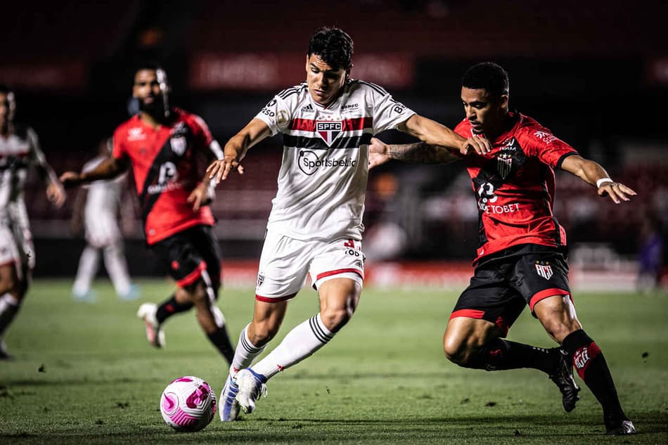VÍDEO: Emoção até o último minuto! Os lances da vitória do São Paulo sobre o Atlético-GO