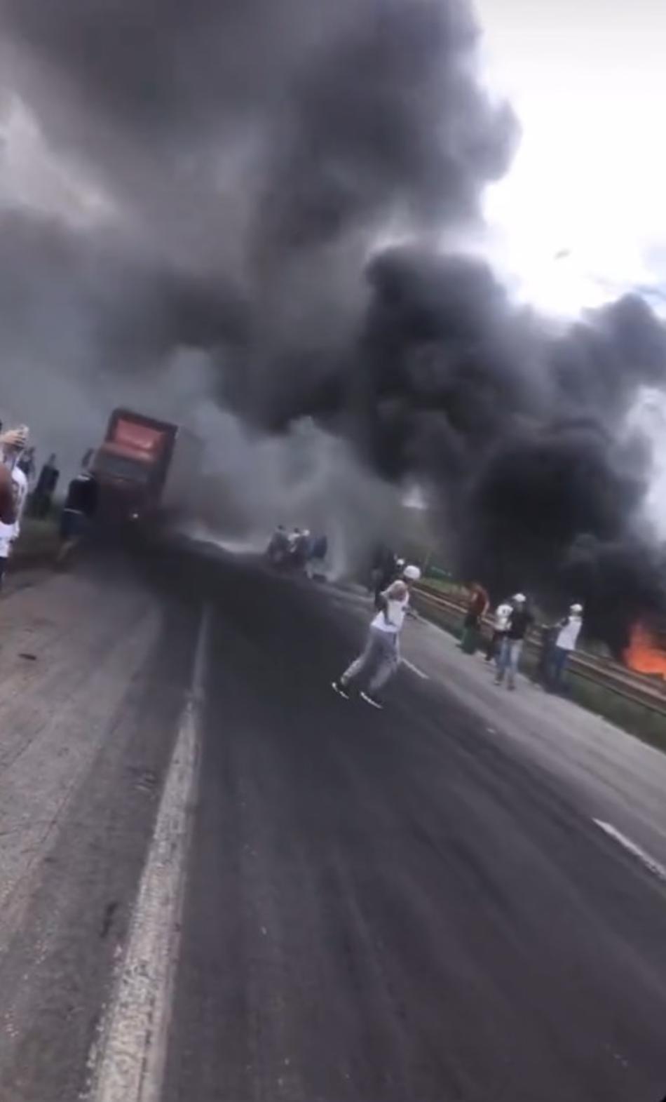 Torcida organizada do Atlético-MG fura bloqueio em estrada por jogo em São Paulo