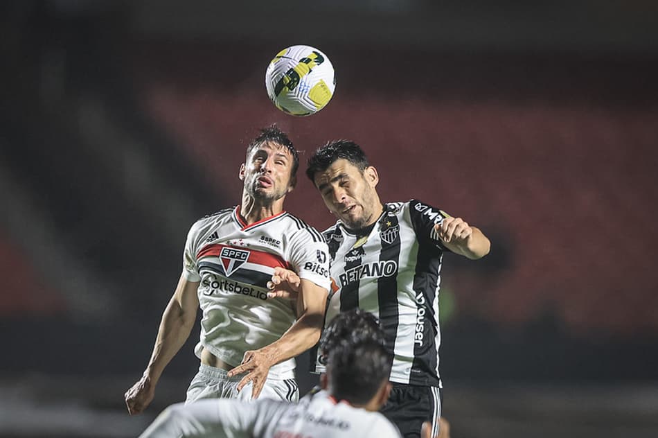 São Paulo e Atlético-MG empatam com gols de Calleri e Vargas pelo Brasileirão