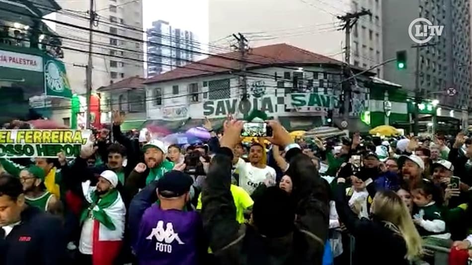 Torcida do Palmeiras comemora título do Brasileirão na rua do Allianz; veja vídeo