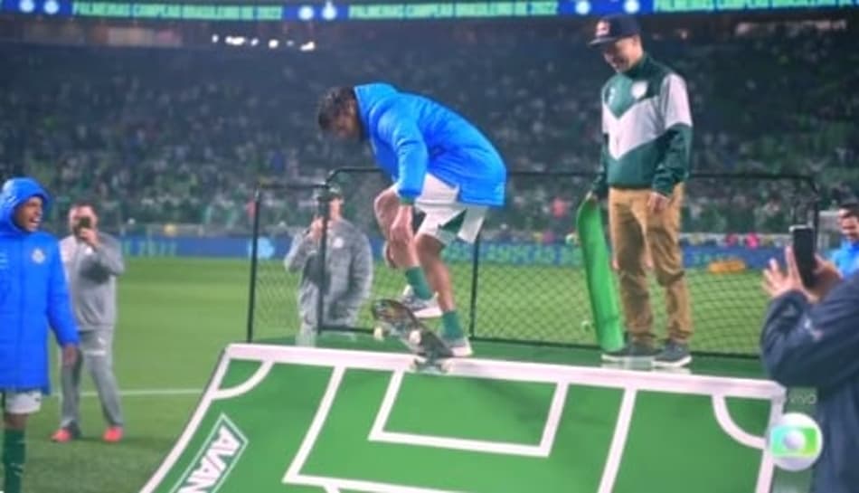 Scarpa recebe homenagem do Palmeiras e anda de skate no gramado do Allianz Parque