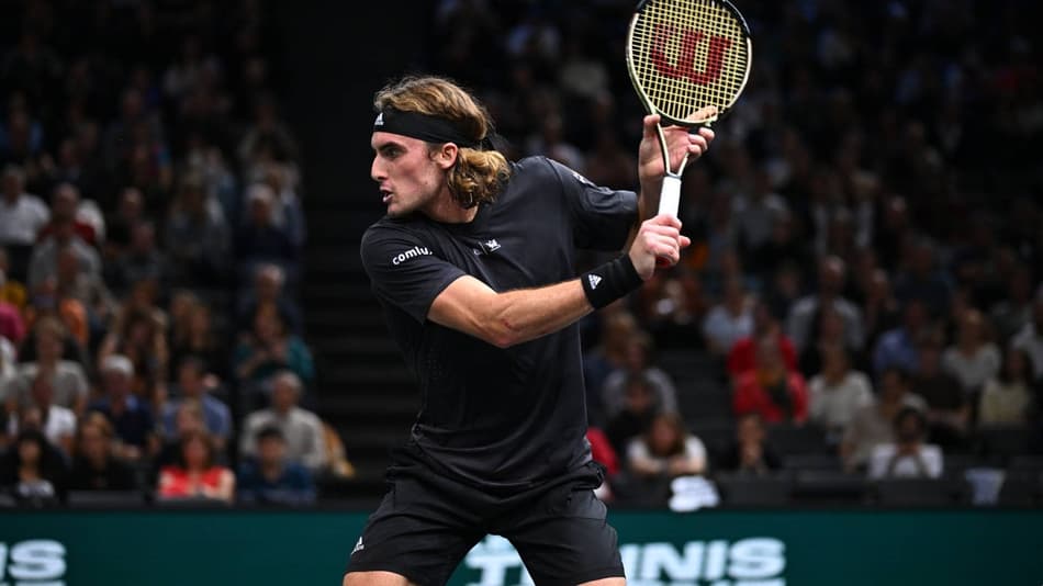 Tsitsipas frustra torcida em Paris, chega a 59ª vitória no ano e vai às 4ªs
