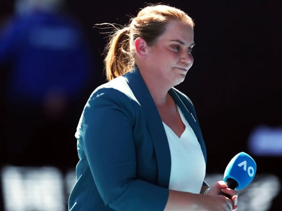 Jelena Dokic em quadra para entrevistar Ashleigh Barty no Australian Open