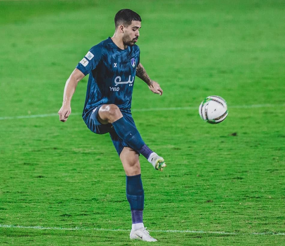 Carlos Henrique, zagueiro artilheiro do Al Shoalah, celebra primeiro gol marcado na temporada